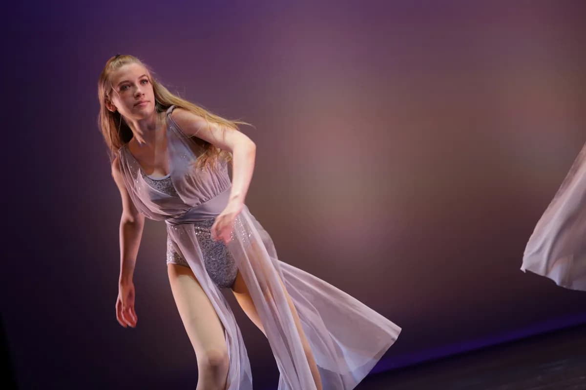 OVATION! contemporary dance class students at the Richmond Hill dance studio
