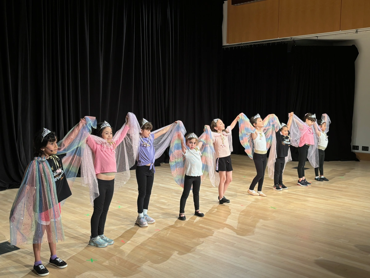 OVATION! Primary students at the Richmond Hill Get STAGEstruck! Primary show